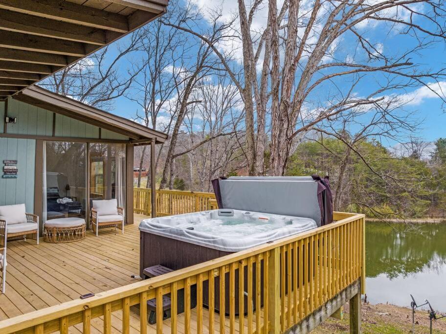 לוראיי Lazy Lake 3Br Cabin W/ Mtn Views + Hot Tub +Wi-Fi מראה חיצוני תמונה